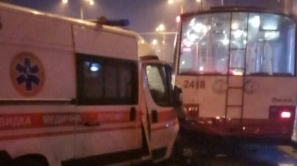В Харькове произошло ДТП с участием "скорой" и троллейбуса, есть пострадавшие