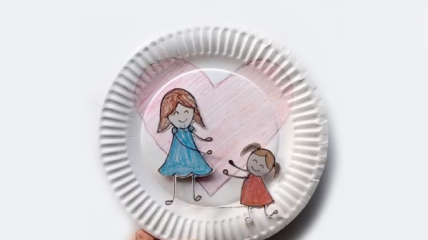 Мастер-класс: как сделать интерактивную открытку для мамы из бумажной тарелки
