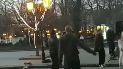 "Карантин? Не слышали". В сети появились видео ночных гуляний в Киеве и Одессе