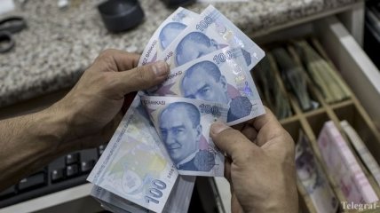 В Турции дешевеет лира, фондовый рынок падает