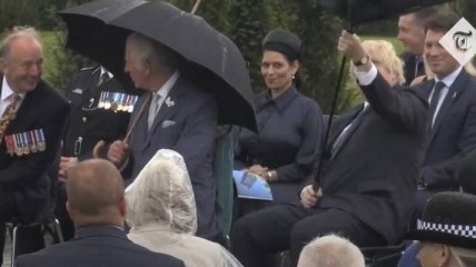 Порыв ветра сделал из зонта Джонсона “спутниковую тарелку“ на траурной церемонии в Англии (видео)