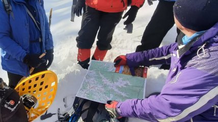 Нашли следы, но их замело снегом: в Карпатах уже пятый день идут поиски потерявшегося туриста