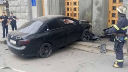 В Харькове автомобиль въехал в горсовет, пострадал водитель