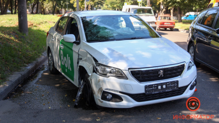 В результате опрокидывания автомобиля такси в Днепре пострадал водитель