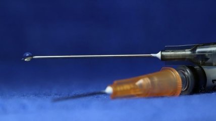 Британія 23 квітня розпочинає випробовувати вакцину проти коронавірусу на людях