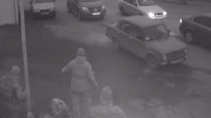 В сети появилось видео обстрела КПП на Донбассе