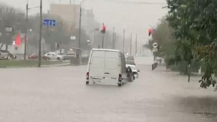 Киев затопило сильным ливнем: машины буквально плавают по улицам (фото, видео)