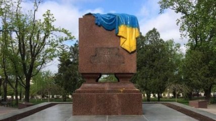 "Вечный огонь" в Харькове раскрасили в сине-желтый цвет