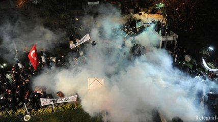 В Турции полиция применила слезоточивый газ против протестующих