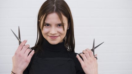 Подрезать кончики волос можно без посещения салона