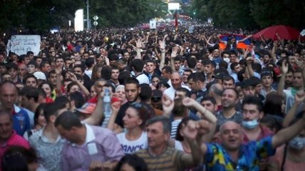 Полиция предлагает демонстрантам освободить центр Еревана