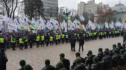 Предприниматели перекрыли движение в центре Киева: что происходит у стен Рады (видео)