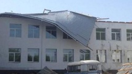 В Сумской области в одной из школ ветер снес крышу