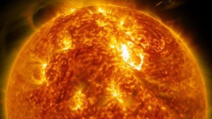 На Солнце ученые заметили гигантского протуберанца