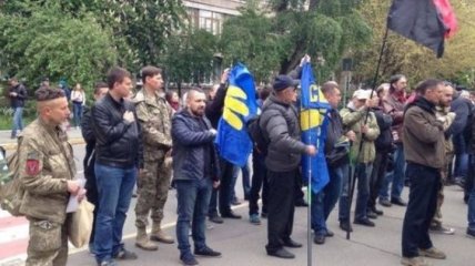 Активисты пикетируют здание МВД, требуя отставки Авакова