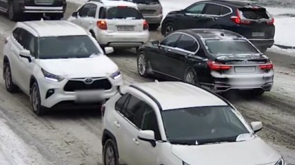 Водитель решила, что одного удара мало: в полиции рассказали о необычном ДТП в Киеве (видео)