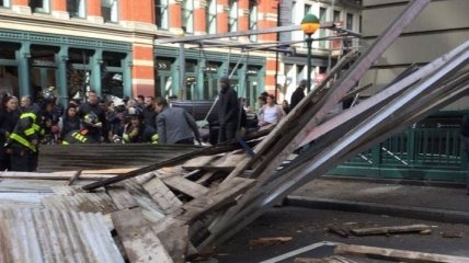 В Нью-Йорке на тротуар упали строительные леса: есть пострадавшие