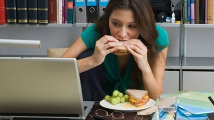 Прием пищи перед компьютером вреден для здоровья