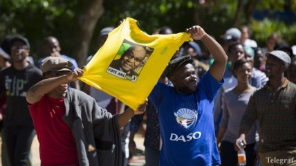 В ЮАР протестующих студентов разогнала полиция