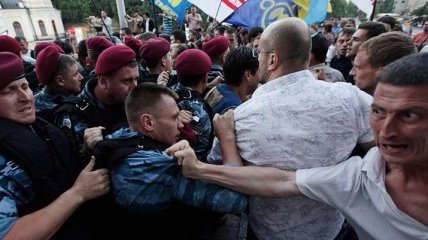 Пикетчики под Украинским домом "продержались" до утра