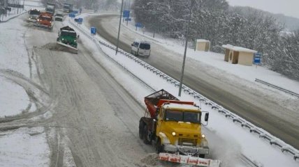 Снегопады прекратились, дороги расчистили, но почти 700 городов и сел без света