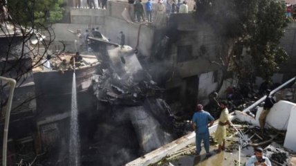 Авиакатастрофа в Пакистане: трое пассажиров выжили
