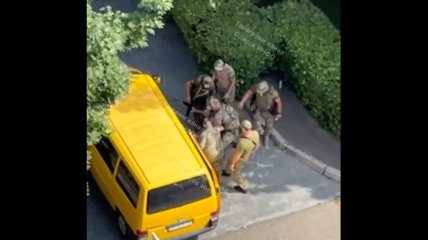 Сотрудники военкомата жестко задержали мужчину в Одессе: теперь их отправят на фронт (видео)