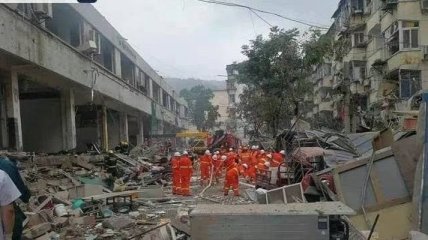 Многоэтажный дом с рынком разнесло взрывом в Китае: погибли минимум 11 человек (фото)
