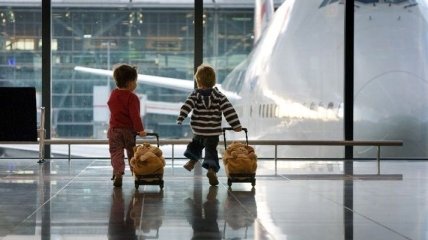 Выезд ребенка за границу: в МВД рассказали, какие нужны документы 