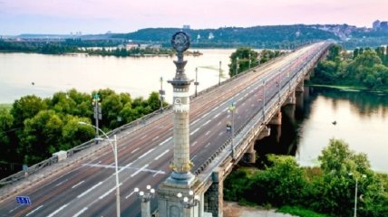 У Києві міст Патона перетворився у водоспад