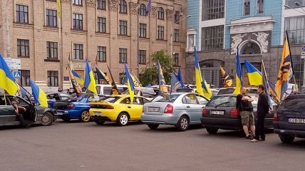 Участники автопробега к Порошенко начали сбор в Киеве с требованием амнистии