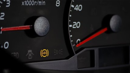 О чем свидетельствует включенная лампочка ABS на приборной панели авто: причины и как это исправить