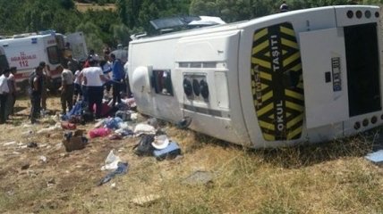 В результате ДТП в Турции перевернулся автобус, много пострадавших