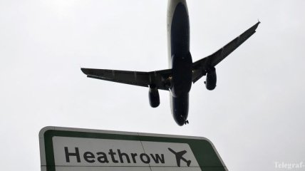В лондонском аэропорту "Хитроу" ураган снес самолет при посадке (Видео)