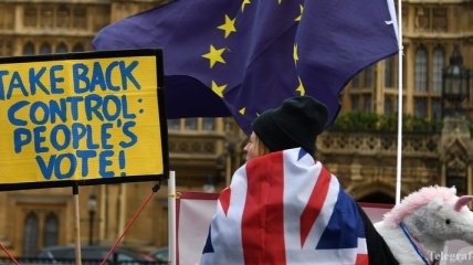 Британский парламент проголосовал против 8 вариантов Brexit