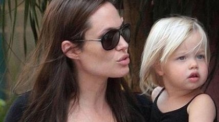 Анджелина Джоли проколола детям уши