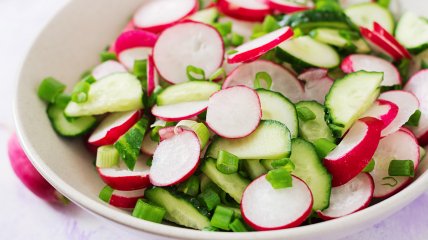 Добавьте в салат с редиской новый ингредиент и получите необычный вкус