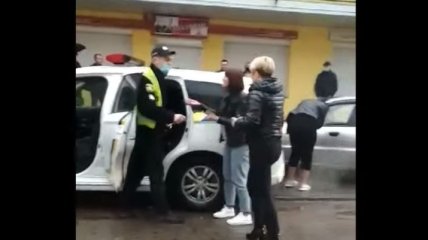 На Львівщині жінки накинулися на поліцейських, захищаючи п'яного водія (відео)