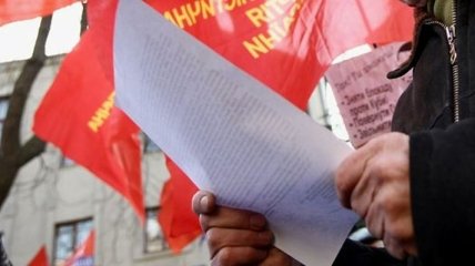Коммунисты жалуются, что регионалы забросали Одессу листовками