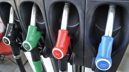 Азаров: Цена бензина снизилась на 10-25 копеек за литр