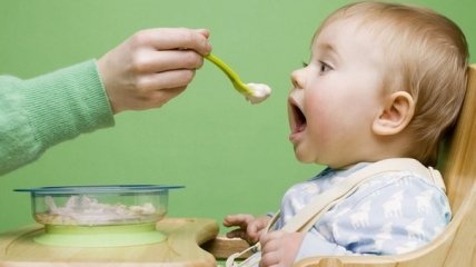 Вводим прикорм в рацион малыша: 5 ошибок родителей (видео)