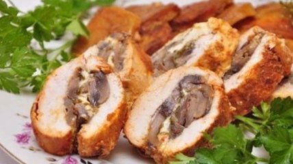 Рецепт дня: куриный рулет с грибами и сыром