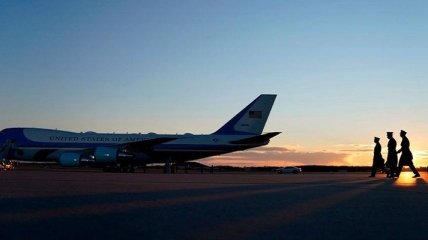 Безоружный американец спокойно проник на президентский самолет: детали ЧП на базе в США