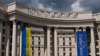 Украинские консульства прекращают прием граждан