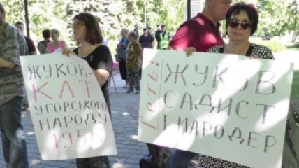 В Харькове возле бюста маршала Жукова разгорелся скандал (Фото)