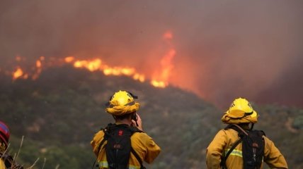 Лесной пожар в Калифорнии: тысячи людей получили приказ об эвакуации (Видео)