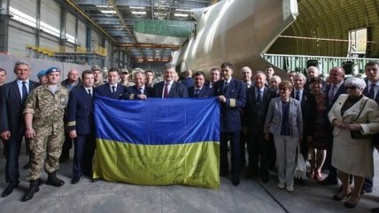 Порошенко получил в подарок украинский флаг от экипажа "Мрии"