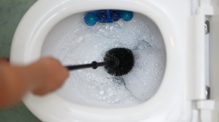 Чтобы очистить унитаз, не нужны дорогостоящие химикаты
