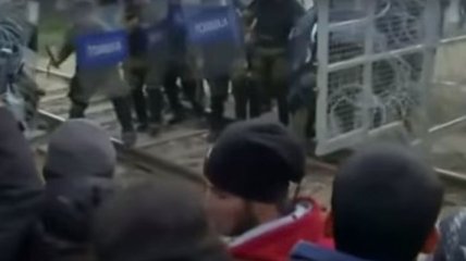 Мигранты прорвали заграждение на границе Македонии (Видео)