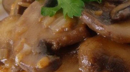 Тушеная курица с грибами в вине